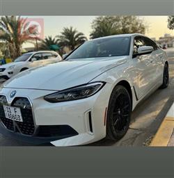 بی ئێم دەبڵیو i4